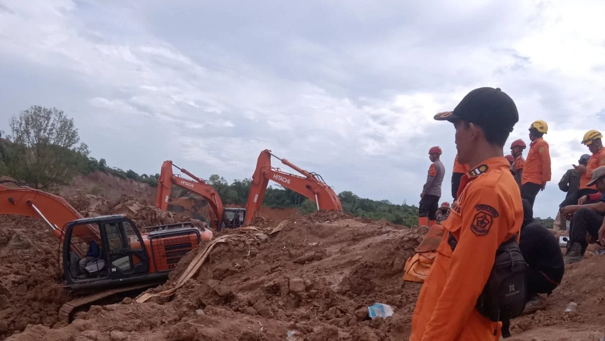 "Hujan deras picu longsor di area tambang timah Desa Pemali, Bangka. 6 orang tewas, 1 hilang. Tim SAR gabungan kerahkan excavator untuk pencarian korban."