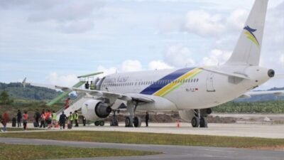 ktivitas layanan penumpang di area terminal keberangkatan dan kedatangan Bandara Singkawang