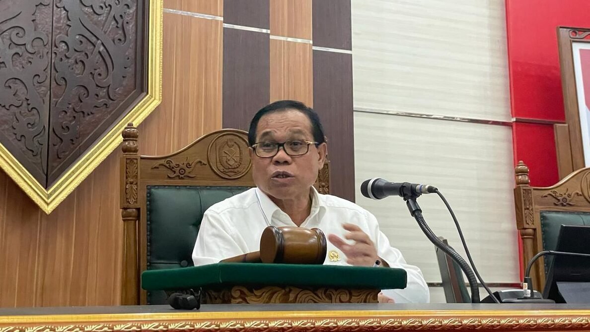 "Mahasiswa se-Kalbar menggelar aksi di DPRD Provinsi menuntut evaluasi program MBG dan reformasi Polri. Wakil Ketua DPRD janji tindak lanjuti aspirasi tersebut."