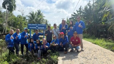 Mahasiswa Pascasarjana FISIP Untan berfoto bersama warga di depan tugu batas Dusun Sadar, Desa Bakau, Kabupaten Sambas saat kegiatan PPM. (Dok. HO/Faktakalbar.id)