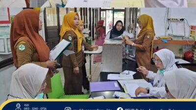 Tim manajemen RSUD dr. Agoesdjam mengenakan seragam cokelat sedang berdialog dan mendengarkan masukan dari tenaga kesehatan di ruang jaga perawat (nurse station). (Dok. HO/Faktakalbar.id)
