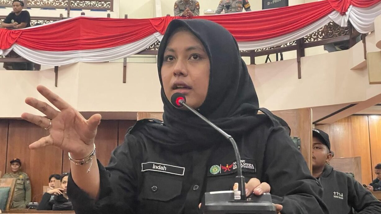 "Demonstran di halaman DPRD Provinsi Kalbar mengkritik keras program Makan Bergizi Gratis (MBG) yang dinilai salah sasaran dan sarat kepentingan elite."