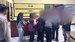 Suasana proses mediasi kasus dugaan perundungan remaja yang melibatkan kedua belah pihak beserta orang tua di Mapolsek Nanga Pinoh, Polres Melawi, Rabu (25/2/2026).
