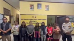 Pelajar yang menjadi pelaku pembulian didampingi orang tua masing-masing menyampaikan permohonan maaf dalam proses mediasi di Polsek Nanga Pinoh, Kabupaten Melawi, Rabu (25/2/2026) malam.