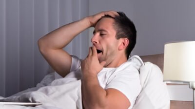 Ilustrasi - Terapkan panduan mengatasi rasa kantuk setelah makan takjil manis saat berbuka puasa. Langkah ini membantu tubuh menjaga kebugaran untuk melaksanakan ibadah malam. (Dok. Ist)