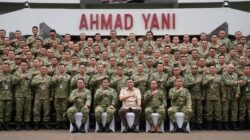 Menteri Pertahanan Sjafrie Sjamsoeddin berfoto bersama Panglima TNI dan ratusan Perwira Tinggi TNI di depan GOR Ahmad Yani Mabes TNI. (Dok. HO/Faktakalbar.id)