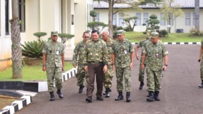 Menteri Pertahanan Sjafrie Sjamsoeddin didampingi jajaran TNI saat menghadiri kegiatan pembekalan Bela Negara untuk peserta Retret PWI di Bogor. (Dok. HO/Faktakalbar.id)