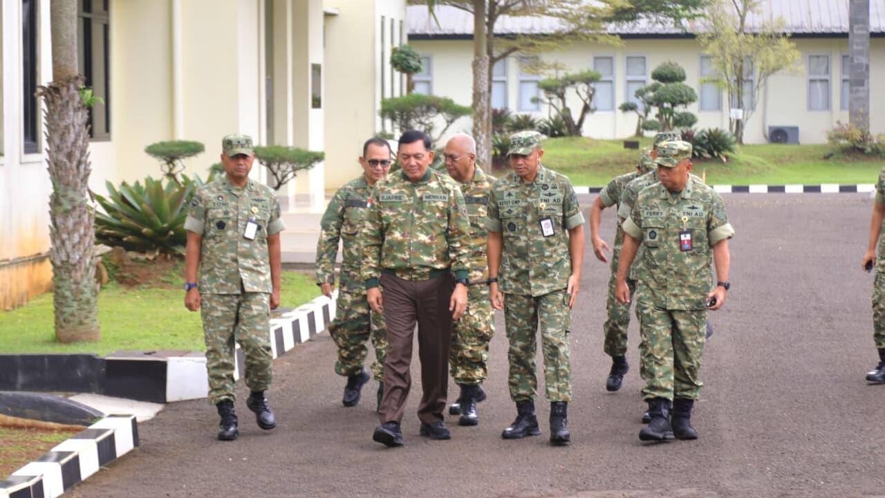 Menteri Pertahanan Sjafrie Sjamsoeddin didampingi jajaran TNI saat menghadiri kegiatan pembekalan Bela Negara untuk peserta Retret PWI di Bogor. (Dok. HO/Faktakalbar.id)