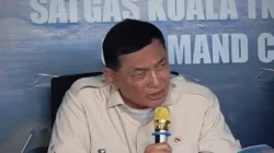 Menteri Pertahanan Sjafrie Sjamsoeddin memberikan keterangan saat meninjau progres pengerukan sedimentasi di Muara Kuala Penaga, Aceh Tamiang. (Dok. HO/Faktakalbar.id)