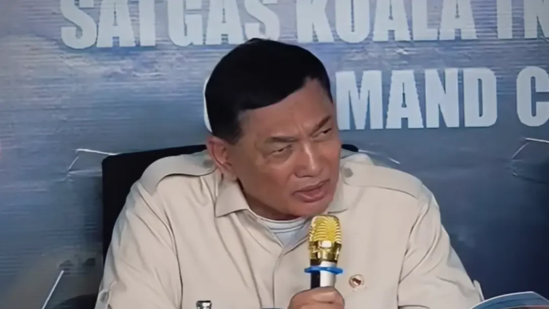 Menteri Pertahanan Sjafrie Sjamsoeddin memberikan keterangan saat meninjau progres pengerukan sedimentasi di Muara Kuala Penaga, Aceh Tamiang. (Dok. HO/Faktakalbar.id)