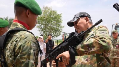 Menteri Pertahanan Sjafrie Sjamsoeddin melakukan pengecekan persenjataan saat meninjau kesiapsiagaan prajurit Yonif TP 848/Satya Pandya Cakti di Lampung Tengah. (Dok. HO/Faktakalbar.id)