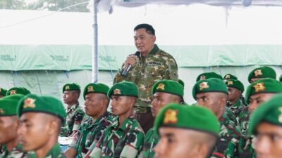 Menteri Pertahanan Sjafrie Sjamsoeddin memberikan arahan langsung kepada ratusan prajurit Yonif TP 875/Sangga Yudha Perkasa di Doro Mboha, Kabupaten Dompu, NTB. (Dok. HO/Faktakalbar.id)