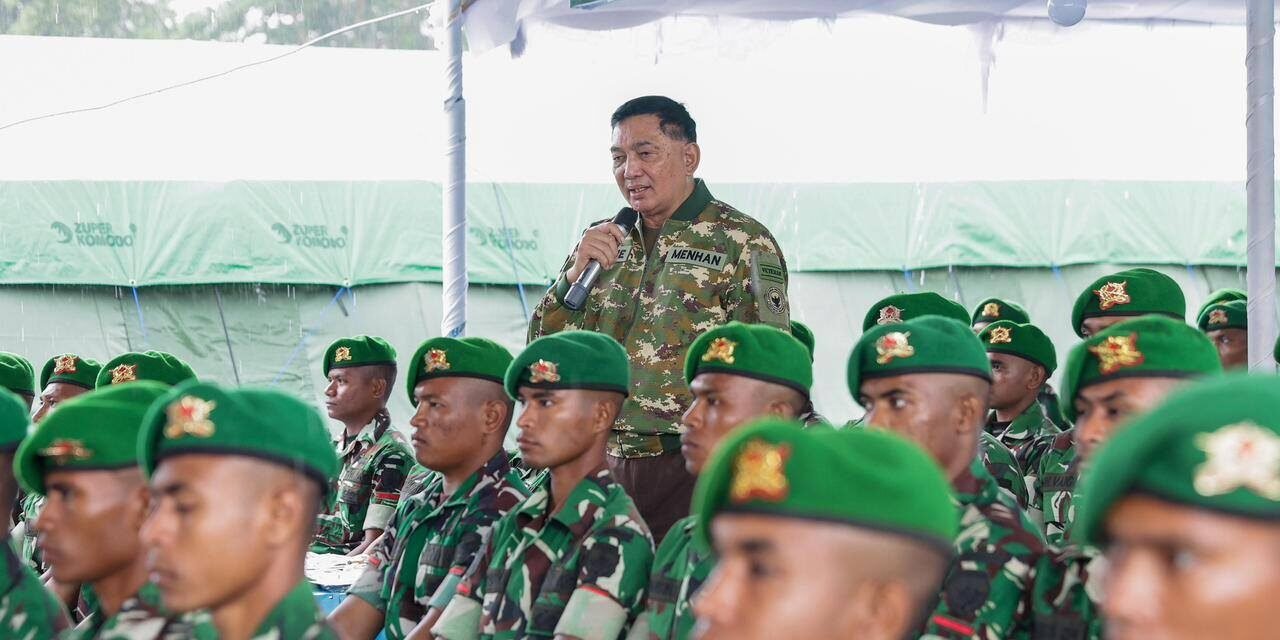 Menteri Pertahanan Sjafrie Sjamsoeddin memberikan arahan langsung kepada ratusan prajurit Yonif TP 875/Sangga Yudha Perkasa di Doro Mboha, Kabupaten Dompu, NTB. (Dok. HO/Faktakalbar.id)