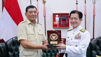Menteri Pertahanan RI Sjafrie Sjamsoeddin bertukar cinderamata dengan Chief of Staff Japan Maritime Self-Defense Force (JMSDF) Admiral Saito Akira saat pertemuan di Kantor Kemhan Jakarta. (Dok. HO/Faktakalbar.id)