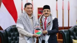 Menteri Pertahanan Sjafrie Sjamsoeddin menerima kunjungan kehormatan Duta Besar Palestina untuk Indonesia Abdalfatah A.K. Alsattari di Kantor Kemhan, Jakarta. (Dok. HO/Faktakalbar.id)