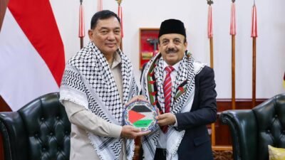 Menteri Pertahanan Sjafrie Sjamsoeddin menerima kunjungan kehormatan Duta Besar Palestina untuk Indonesia Abdalfatah A.K. Alsattari di Kantor Kemhan, Jakarta. (Dok. HO/Faktakalbar.id)