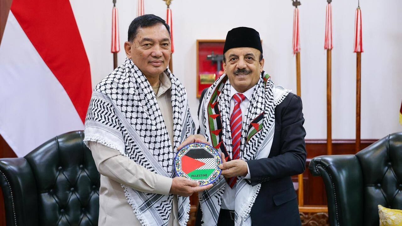 Menteri Pertahanan Sjafrie Sjamsoeddin menerima kunjungan kehormatan Duta Besar Palestina untuk Indonesia Abdalfatah A.K. Alsattari di Kantor Kemhan, Jakarta. (Dok. HO/Faktakalbar.id)