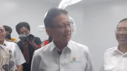 "Menkes Budi Gunadi Sadikin merespons kasus 160 pasien gagal ginjal yang ditolak RS karena PBI BPJS nonaktif. KPCDI peringatkan risiko kematian akibat penundaan cuci darah."