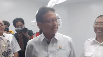 "Menkes Budi Gunadi Sadikin merespons kasus 160 pasien gagal ginjal yang ditolak RS karena PBI BPJS nonaktif. KPCDI peringatkan risiko kematian akibat penundaan cuci darah."