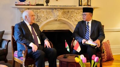 Menlu RI, Sugiono menyatakan kesiapan pemerintah kerahkan pasukan perdamaian ke Gaza saat bertemu dengan Riyad Mansour, Wakil Tetap Palestina untuk PBB. (Dok: Kemlu RI)