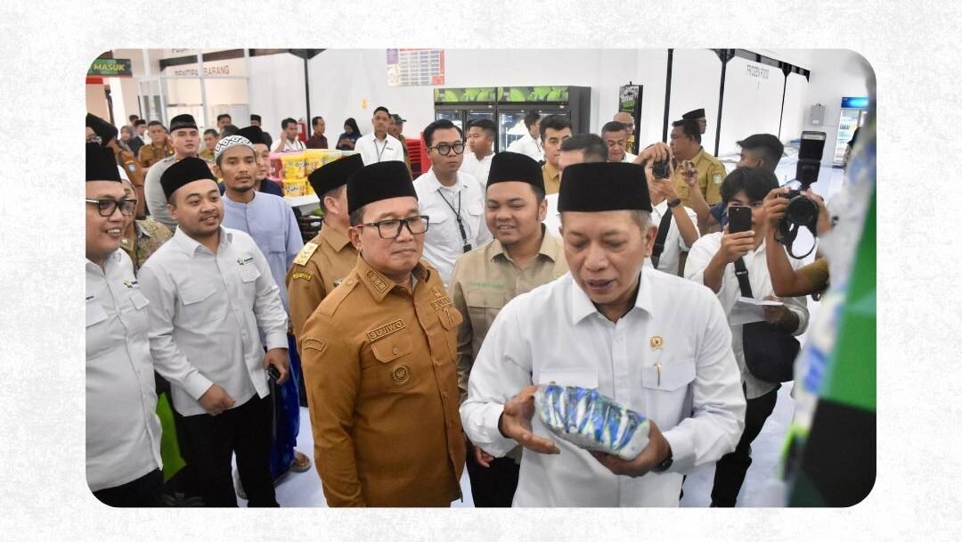 Menteri Koperasi Ferry Juliantono didampingi Gubernur Ria Norsan dan Bupati Sujiwo saat meresmikan Torasera Abdussalam di Desa Durian, Kubu Raya. (Dok. HO/Faktakalbar.id)