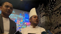 "Chef Ambali dan Hendra Gunawan ungkap rahasia dapur 60 Seconds to Seoul di Hotel Neo Pontianak. Gunakan standar resep RCB Lago dan bahan fresh yang homemade"