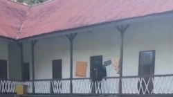 "Aset Pemkab Sanggau disorot. Mes Pemda diduga jadi tempat tinggal karyawan kafe dan alih fungsi Taman Sekayam jadi lahan komersial dinilai langgar aturan. "