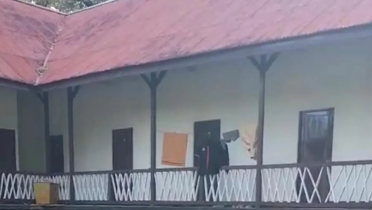 "Aset Pemkab Sanggau disorot. Mes Pemda diduga jadi tempat tinggal karyawan kafe dan alih fungsi Taman Sekayam jadi lahan komersial dinilai langgar aturan. "