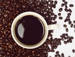 Bahaya Tersembunyi Minum Kopi Malam Hari: Alasan Mengapa Anda Bangun Tidur Terasa Lelah Meski Sudah Tidur Cukup