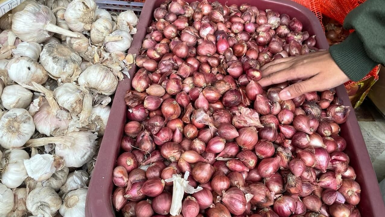 "Jelang Ramadan 2026, pedagang kelontong di Pontianak keluhkan stok bawang merah yang langka dan mahal, kontras dengan harga minyak goreng yang stabil."
