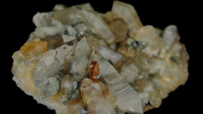 Ilustrasi - Monasit, merupakan bahan baku nuklir yang penting karena mengandung unsur radioaktif torium dan uranium. (Dok. Ist)