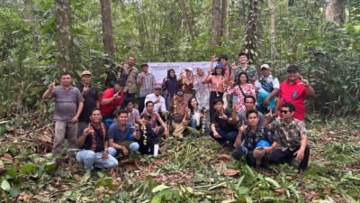 Tim gabungan dari Bappenas, GIZ, dan Disbunak Kalbar saat melakukan pemantauan lapangan Proyek SAFE di Kabupaten Sintang. (Dok. HO/Faktakalbar.id)