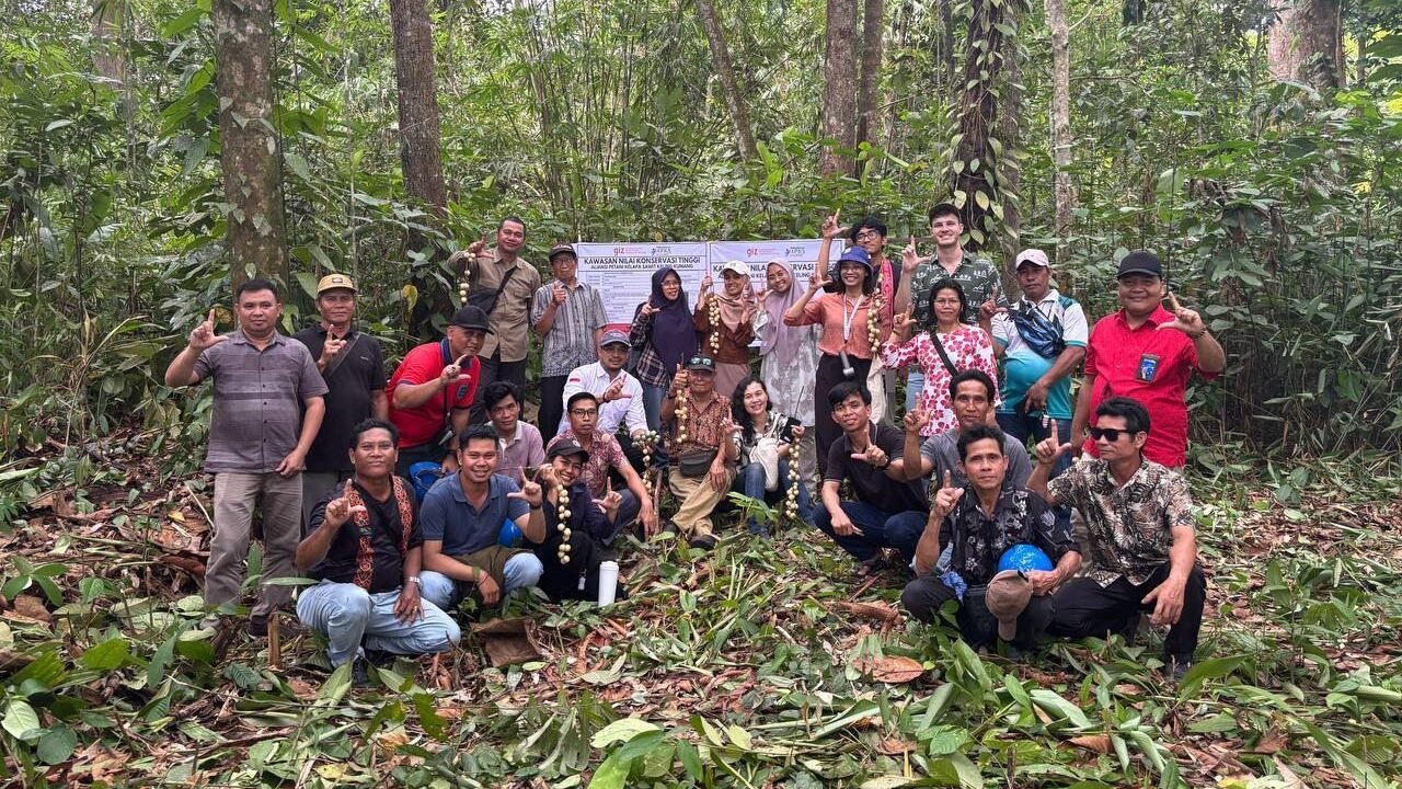Tim gabungan dari Bappenas, GIZ, dan Disbunak Kalbar saat melakukan pemantauan lapangan Proyek SAFE di Kabupaten Sintang. (Dok. HO/Faktakalbar.id)