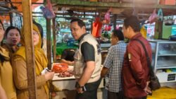 Tim gabungan Satgas Saber Pangan berdialog dengan pedagang daging sapi untuk memastikan stabilitas harga selama bulan Ramadan di Pasar Kemuning. (Dok. HO/Faktakalbar.id)