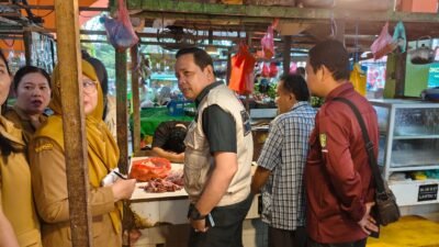 Tim gabungan Satgas Saber Pangan berdialog dengan pedagang daging sapi untuk memastikan stabilitas harga selama bulan Ramadan di Pasar Kemuning. (Dok. HO/Faktakalbar.id)