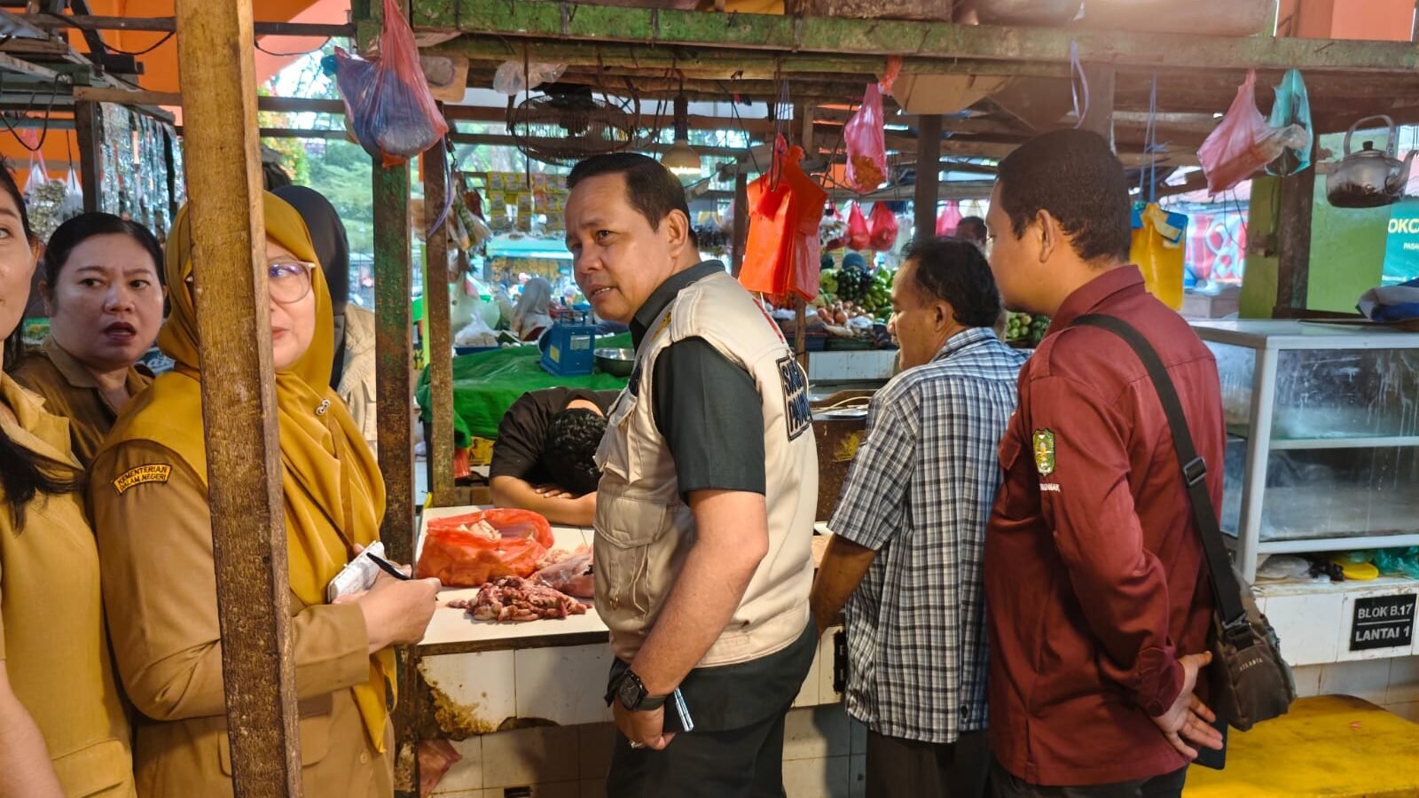 Tim gabungan Satgas Saber Pangan berdialog dengan pedagang daging sapi untuk memastikan stabilitas harga selama bulan Ramadan di Pasar Kemuning. (Dok. HO/Faktakalbar.id)