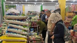 Petugas Satgas Pangan Kalbar melakukan pengecekan harga dan stok beras di salah satu ritel modern kawasan Sungai Raya Dalam, Kubu Raya. (Dok. HO/Faktakalbar.id)