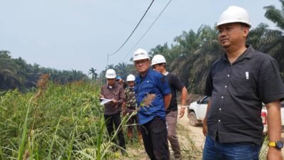 Kepala Dinas Perkebunan dan Peternakan Kalbar, Ignasius IK, melakukan pengecekan menara api dan embung air di wilayah konsesi PT Rezeki Kencana. (Dok. HO/Faktakalbar.id)