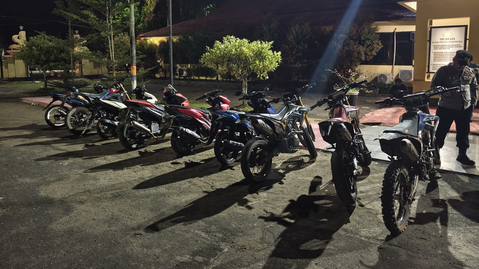 Barisan sepeda motor knalpot brong yang diamankan petugas Polres Ketapang di halaman Mapolres usai razia balap liar Sabtu malam. (Dok. HO/Faktakalbar.id)