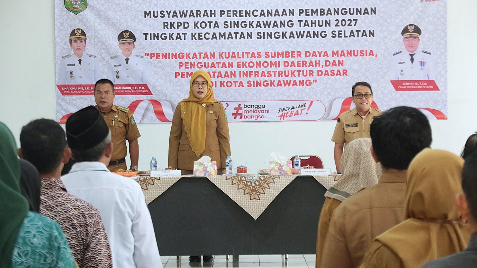 Sekretaris Daerah Kota Singkawang, Dwi Yanti (tengah), memberikan arahan saat membuka Musrenbang RKPD 2027 tingkat Kecamatan Singkawang Selatan didampingi Camat dan anggota dewan. (Dok. HO/Faktakalbar.id)