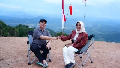 Ria Norsan meninjau Bukit Raya Sambora di Mempawah. Ia meminta percepatan pembangunan jalan dan listrik untuk dukung wisata paralayang. (Dok: Adpim Prov Kalbar)