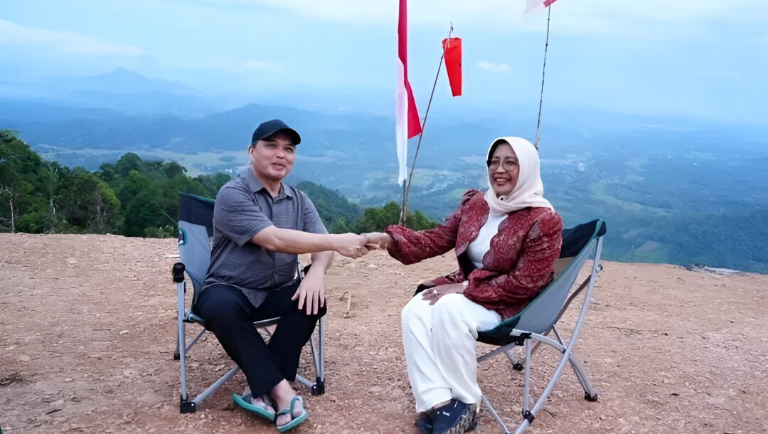 Ria Norsan meninjau Bukit Raya Sambora di Mempawah. Ia meminta percepatan pembangunan jalan dan listrik untuk dukung wisata paralayang. (Dok: Adpim Prov Kalbar)