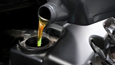 Oli baru yang bersih memberikan pelumasan optimal yang membuat komponen dalam mesin bergerak lancar tanpa hambatan berlebih. (Dok: Slash Gear)