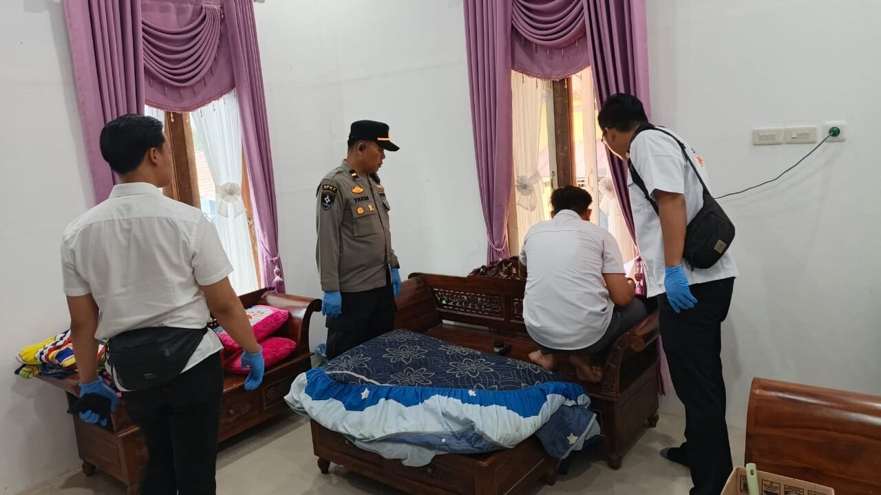 Personel Polres Melawi saat melakukan olah Tempat Kejadian Perkara (TKP) dan mengumpulkan keterangan saksi terkait kasus pencurian di Jalan Pendidikan, Rabu (4/2/2026).