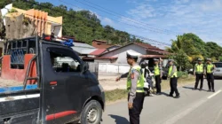 "Petugas gabungan gelar Operasi Keselamatan Kapuas 2026 di Kayong Utara. Fokus pada edukasi preventive dan tempel stiker guna tekan angka kecelakaan."