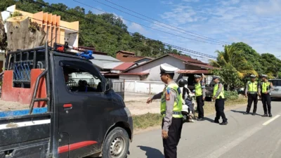 "Petugas gabungan gelar Operasi Keselamatan Kapuas 2026 di Kayong Utara. Fokus pada edukasi preventive dan tempel stiker guna tekan angka kecelakaan."