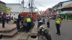 Personel Satlantas Polres Singkawang melakukan pemeriksaan kelengkapan kendaraan bermotor pengguna jalan dalam rangka Operasi Keselamatan Kapuas 2026. (Dok. HO/Faktakalbar.id)
