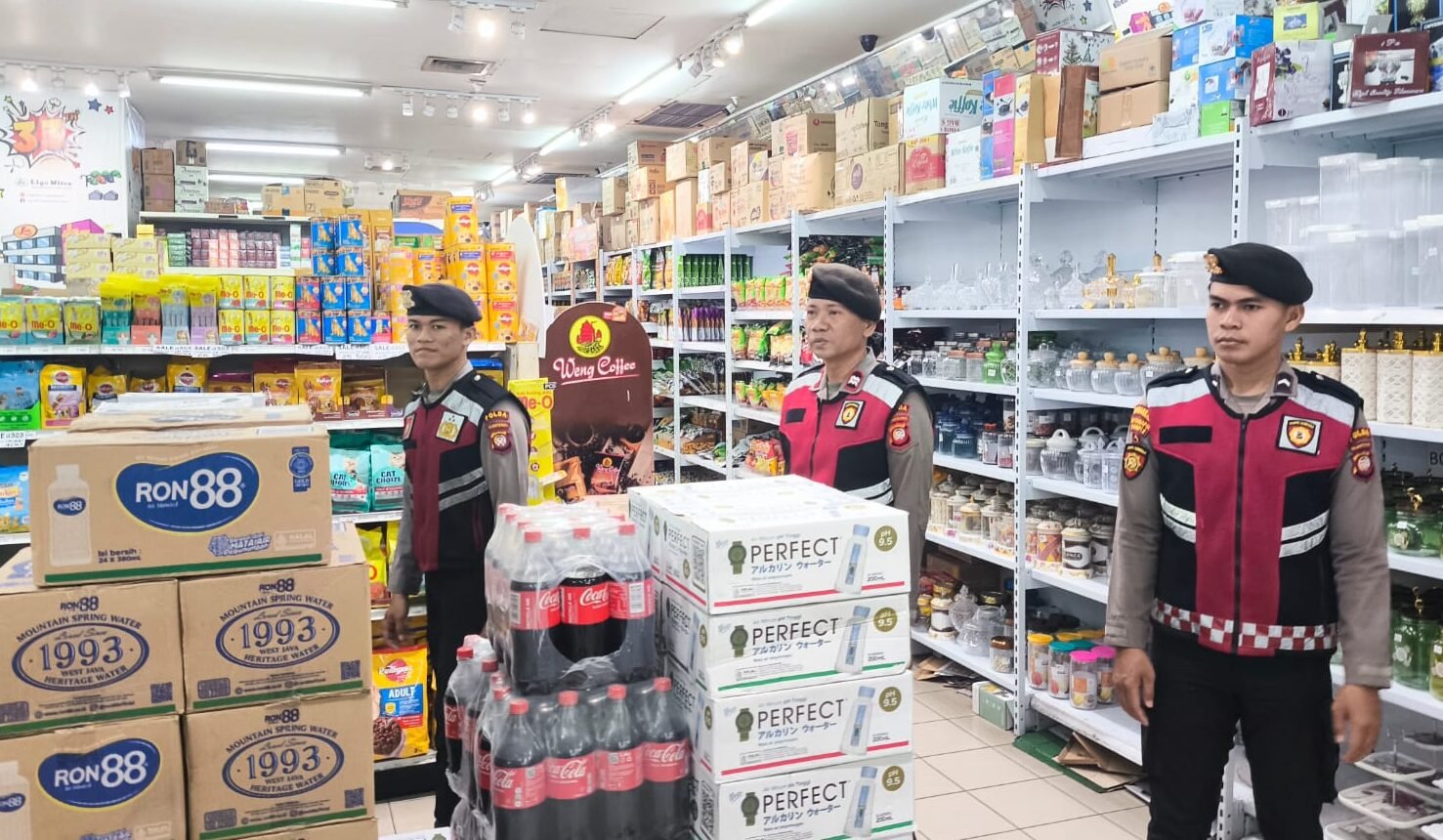 "Polda Kalbar melalui Satgas Operasi Liong Kapuas 2026 menyisir pusat perbelanjaan dan kawasan rumah ibadah di Pontianak guna mengawasi potensi kriminalitas jalanan."