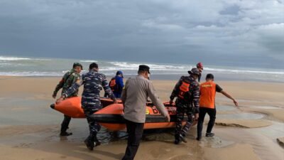 Personel TNI AL Posal Temajuk bersama tim SAR gabungan membawa perahu karet menuju laut untuk mencari korban tenggelam di Pantai Temajuk, Sambas. (Dok. HO/Faktakalbar.id)