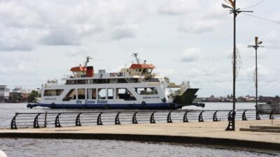Kapal feri KMP Jembatan Kapuas sedang melintasi Sungai Kapuas di Pontianak untuk melayani penyeberangan Bardan-Siantan. (Dok. HO/Faktakalbar.id)